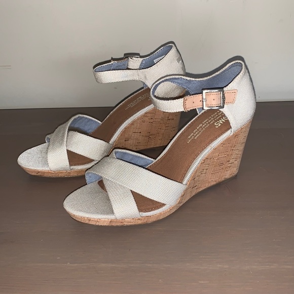 Toms Shimmery Cream and Tan Wedge Sandals - Women’s Size 8 - Picture 2 of 7